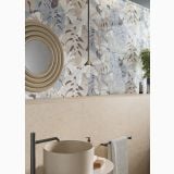 Gresie Decor ABK Sensi Fantasy Tahiti 60x120 cm Lucios 3D – ambient baie, baie eleganta cu perete decor floral, oglinda rotunda si lavoar
