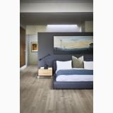 Parchet SPC Kahrs DOVECOT CLICK XXL 220 x 1829 x 6 mm – ambient dormitor, dormitor modern cu pat gri si pardoseala lemn
