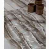 Gresie Akoya Ocean Mat 7.3 x 29.6 cm – detaliu, gresie cu venele maro pe gri, vaze pe suprafata