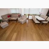 Parchet Stratificat Venifloor Golden Oak Luxury mat 21x 244,5 cm – ambient living, living cu canapea gri si masa de dining, pe pardoseala