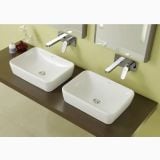 Lavoar Emma Gala 50x38cm Fara Preaplin – ambient baie, doua lavoare albe pe blat lemn maro, pe perete