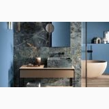Gresie Abk Labradorite Lucios 60x120 cm – ambient baie, baie moderna cu cada freestanding si perete marmura albastru-verde