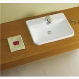 Lavoar Emma Gala 55x42cm Cu Preaplin Si Cu Gaura De Baterie – ambient baie, lavoar alb pe blat lemn, sapun si prosop