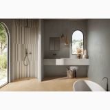 Gresie Terre Senape 30x60 cm – ambient baie, baie moderna cu cada freestanding si fereastra arcuita, pe pardoseala