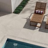 Gresie Exterior Cliff Ivory Antislip Mat R11 60x120x2 cm – ambient piscina, terasa gresie deschisa la culoare, sezlonguri lemn, piscina albastra, pe pardoseala