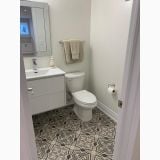 Gresie Portelanata Decorata Manchester 20x20 cm – ambient baie, baie cu gresie decorativa geometrica, vas wc si lavoar alb, pe pardoseala