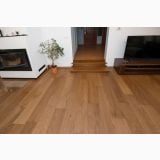 Parchet Stratificat Venifloor Golden Oak Luxury mat 21x 244,5 cm – ambient living, living cu semineu, plante si televizor pe parchet, pe pardoseala