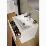 Set Mobilier Suspendat Baie Harmony 61 cm Alb Lucios – ambient baie, lavoar suspendat alb lucios cu sertar deschis si accesorii