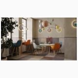 Gresie Concrete Dust 60x60X0.48 cm – ambient comercial, zona de relaxare cu gresie multicolora si scaune diverse, pe pardoseala