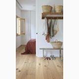 Parchet TripluStratificat Kahrs Edelweiss Mat 18,7x200 cm – ambient dormitor, dormitor si hol cu parchet deschis, cos rustic si cuier, pe pardoseala