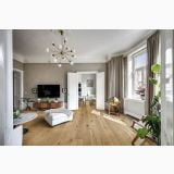 Parchet TripluStratificat Kahrs Stejar Aster Uleiat Mat 18,7x200 cm – ambient living, living elegant cu candelabru auriu si parchet deschis, pe pardoseala