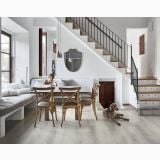 Parchet SPC Kahrs CREMELLO CLICK 228 x 1220 x 5 mm – ambient living, living cu scara, masa lemn, caine intins pe parchet, pe pardoseala