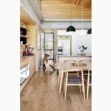 Parchet TripluStratificat Kahrs Stejar Gentian Mat 18,7x200 cm – ambient bucatarie, bucatarie moderna cu parchet stejar, insula si masa lemn, pe pardoseala