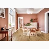 Parchet TripluStratificat Kahrs Stejar Yarrow Mat 18,7x200 cm – ambient living, sufragerie eleganta cu pereti roz si masa lemn rotunda, pe pardoseala