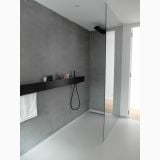 Profil Incastrabil in Gresie Pentru Paravan Dus Schluter Deco SG – ambient baie, dus walk-in cu perete gri si sticla transparenta, pe pardoseala