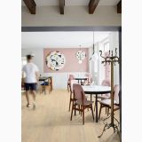 Parchet SPC Kahrs Fusion- Click 6 mm – ambient comercial, restaurant modern cu mese rotunde si scaune roz, pe pardoseala