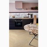 Parchet SPC Kahrs Fusion - Click 6 MM Chevron – ambient bucatarie, bucatarie moderna neagra cu masa marmura si parchet chevron, pe pardoseala