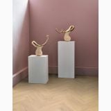Parchet SPC Kahrs Fusion - Click 6 MM Herringbone – ambient living, parchet herringbone deschis, piedestale albe cu sculpturi, perete roz, pe pardoseala
