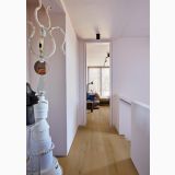 Parchet SPC Kahrs Intention- Click 6 mm – ambient hol, hol cu parchet stejar, perete roz si obiecte decorative, pe pardoseala