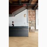 Parchet SPC Kahrs Vision - Click 6 mm Herringbone – ambient comercial, receptie moderna cu perete caramida expusa si pardoseala herringbone