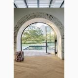Parchet SPC Kahrs Vision - Click 6 mm Chevron – ambient living, arcada spre piscina cu parchet chevron deschis, pe pardoseala