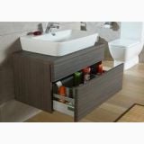 Lavoar Emma Gala 65x45 cm Cu Preaplin Si Cu Gaura De Baterie – ambient baie, lavoar pe mobilier suspendat cu sertar deschis, toaleta in fundal, pe perete