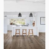 Parchet SPC Kahrs SPREEWALD CLICK XXL 220 x 1829 x 6 mm – ambient bucatarie, bucatarie alba cu insula si scaune lemn tapitate, pe pardoseala