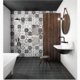 Gresie Patchwork B&W 05 20x20 cm – ambient baie, baie moderna cu cada, perete patchwork si dus negru