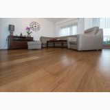 Parchet Stratificat Venifloor Golden Oak Luxury mat 21x 244,5 cm – ambient living, living cu canapea piele si parchet stejar auriu, pe pardoseala
