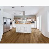 Parchet SPC Kahrs HARZ CLICK XXL 220 x 1829 x 6 mm – ambient bucatarie, bucatarie moderna alba cu insula si parchet maro, pe pardoseala