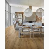 Parchet SPC FOXALL CLICK XXL 220 x 1829 x 6 mm – ambient living, living cu masa lemn, perete piatra, parchet natur, pe pardoseala