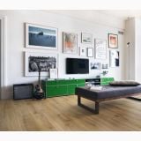 Parchet SPC Kahrs JASMUND CLICK XXL 220 x 1829 x 6 mm – ambient living, living modern cu comoda verde si canapea gri, pe pardoseala