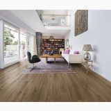 Parchet Kahrs SAHAM CLICK XXL 220 x 1829 x 6 mm – ambient living, living spatios cu parchet maro, covor persan si biblioteca, pe pardoseala