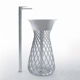 Lavoar Freestanding Hidra Wire Alb – lavoar design spiralat cu baterie inalta pe fundal alb