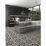 Gresie Decorata Paris Vivienne Nero 20x20 cm – ambient bucatarie, bucatarie moderna neagra cu insula inox si gresie decorativa alb-negru, pe pardoseala