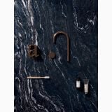 Gresie Abk Titanium Black Lucios 60x120 cm – ambient baie, marmura neagra cu robinet auriu si accesorii baie, pe pardoseala
