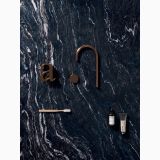 Gresie Abk Titanium Black Lucios 120x120 cm – ambient baie, blat marmura neagra cu robinet auriu si accesorii baie, pe pardoseala