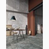 Gresie Ghost Grey Mat 90x90 cm – ambient living, atelier industrial cu masa lemn si scaun metalic, pe pardoseala