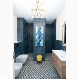 Gresie Frammenti FR2 Azzurro Fiore 20x20 – ambient baie, baie moderna cu gresie florala, faianta bleumarin si lustra alama, pe pardoseala