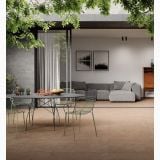 Gresie Portelanata DUO Back Caramel Mat 60x120 cm – ambient terasa, terasa cu masa, scaune verzi si living deschis in spate, pe pardoseala