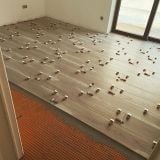 Membrana Hidroizolanta+Anti-Fisuri Schluter Ditra 25 – ambient, montaj gresie pe membrana izolatoare in lucru, pe pardoseala