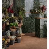 Gresie Portelanata DUO Back Cotto Mat 60x120 cm – ambient comercial, magazin flori cu pardoseala terracota si perete verde