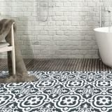 Gresie Cementina Black & White 20x20 cm – ambient baie, baie cu cada freestanding, perete caramida, gresie model cementina, pe pardoseala
