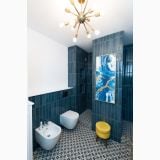 Gresie Frammenti FR2 Azzurro Fiore 20x20 – ambient baie, baie moderna cu pardoseala mozaic si pereti albastri