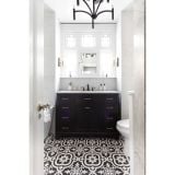 Gresie Cementina Black & White 20x20 cm – ambient baie, baie alb-negru cu mobilier negru si gresie decorativa, pe pardoseala