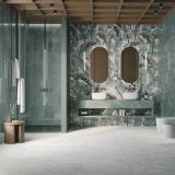 Lastra Gresie ABK Sensi Fantasy Bali 120x280 cm Lucios 3D – ambient baie, baie moderna cu perete verde model tropical si dublu lavoar