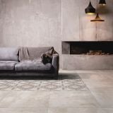 Decor din gresie porțelanată Cementine Alb și Negru 20x20 cm – ambient living, living cu canapea gri, semineu si decor gresie geometric, pe pardoseala