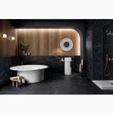 Gresie Precious Black Mat 60x120 cm – ambient baie, baie eleganta cu cada ovala si lemn cald, pe pardoseala