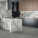 Gresie Abk Lilac Grey Lucios 120x280 cm – ambient bucatarie, bucatarie moderna cu insula marmorata si mobilier negru-lemn, pe pardoseala si perete