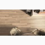 Gresie Imitatie Lemn Eco Chic Naturale 20x120 cm – ambient living, vedere de sus pardoseala lemn, scaune blanite si masa